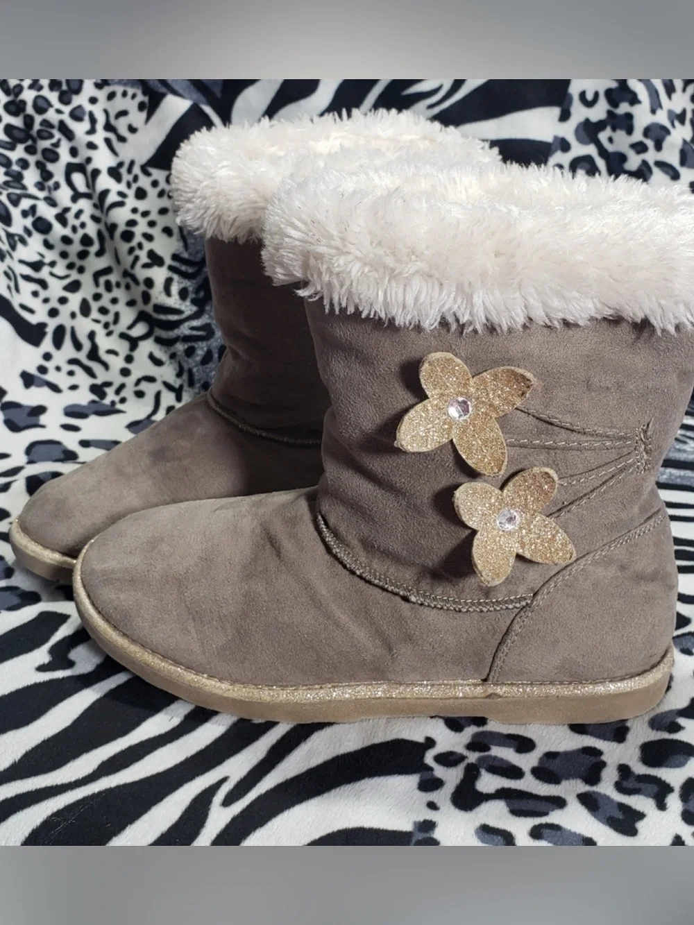 (0008) Girls: 3 Med Unbranded Faux Fur Boots- Y3
